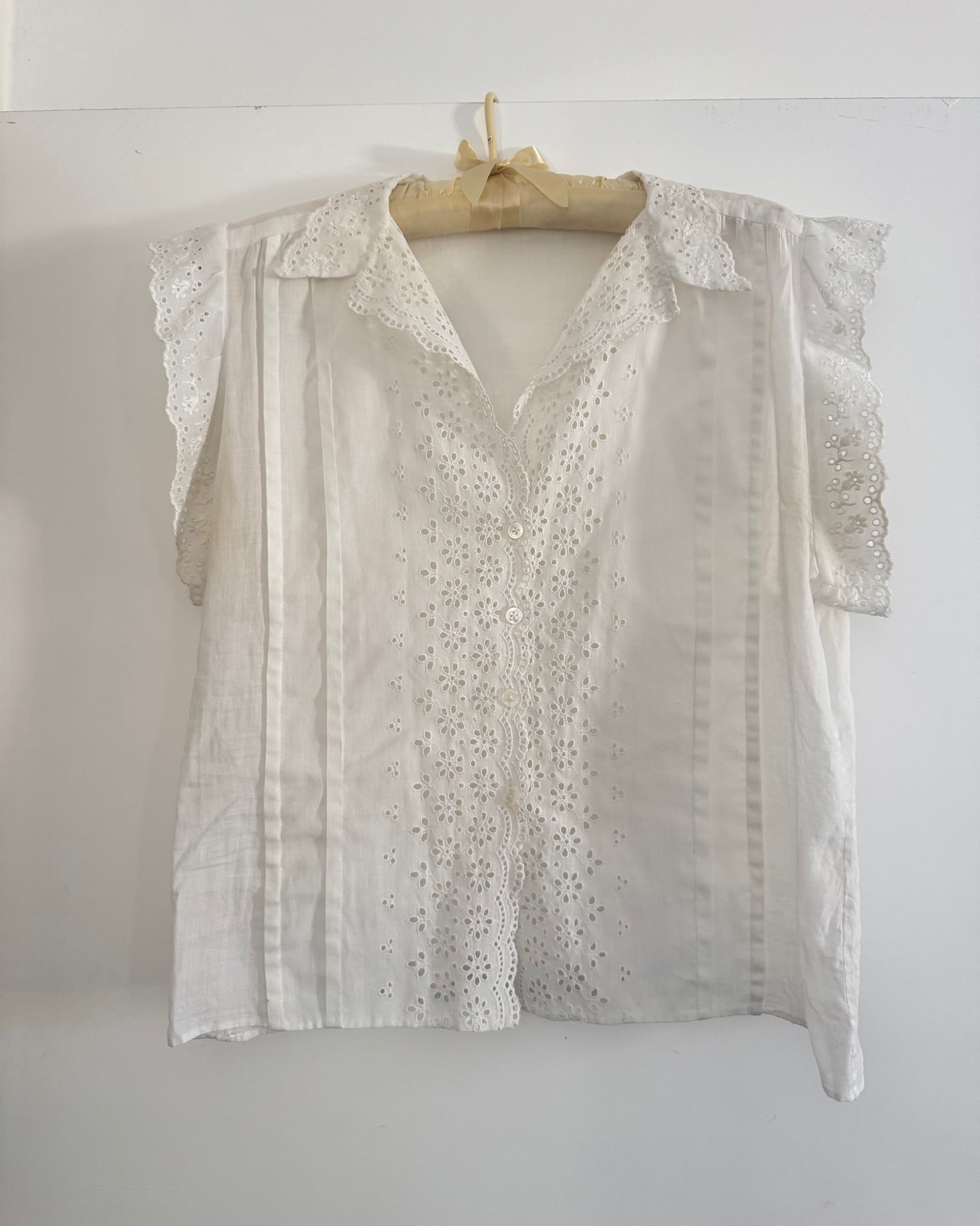 Vintage 50s White Eyelet Blouse | Size Medium