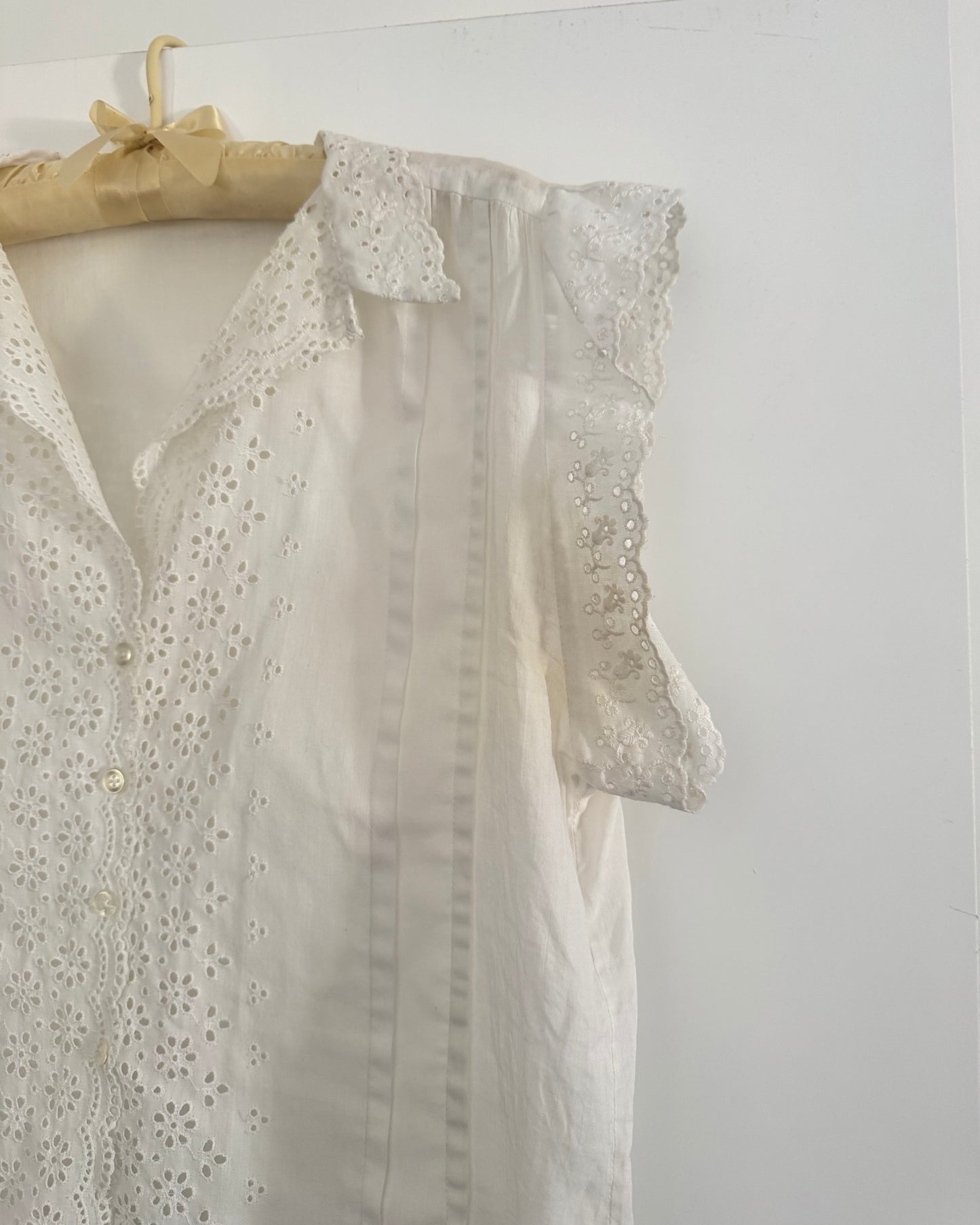 Vintage 50s White Eyelet Blouse | Size Medium