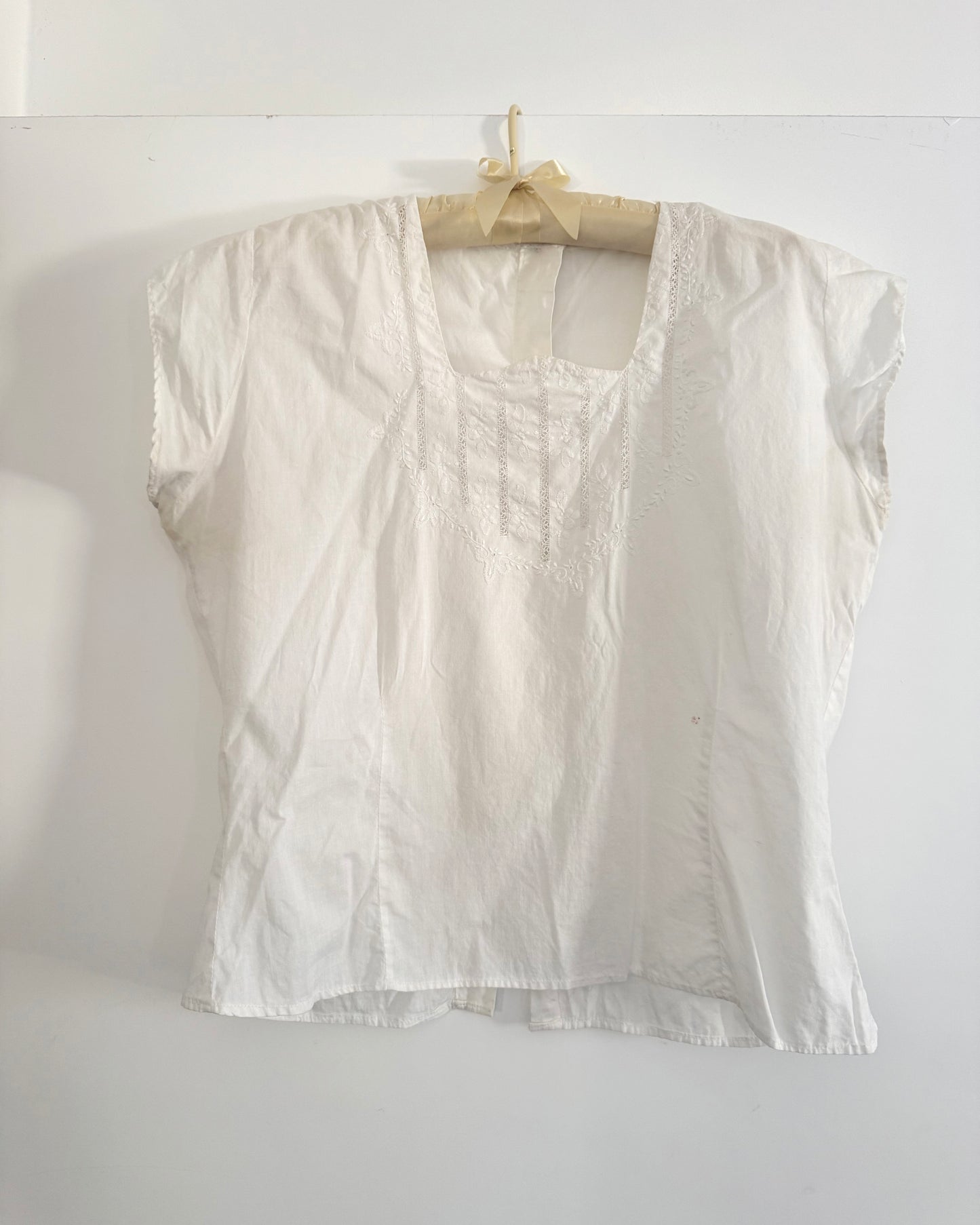 Vintage Antique Embroidered Blouse | Size M-L