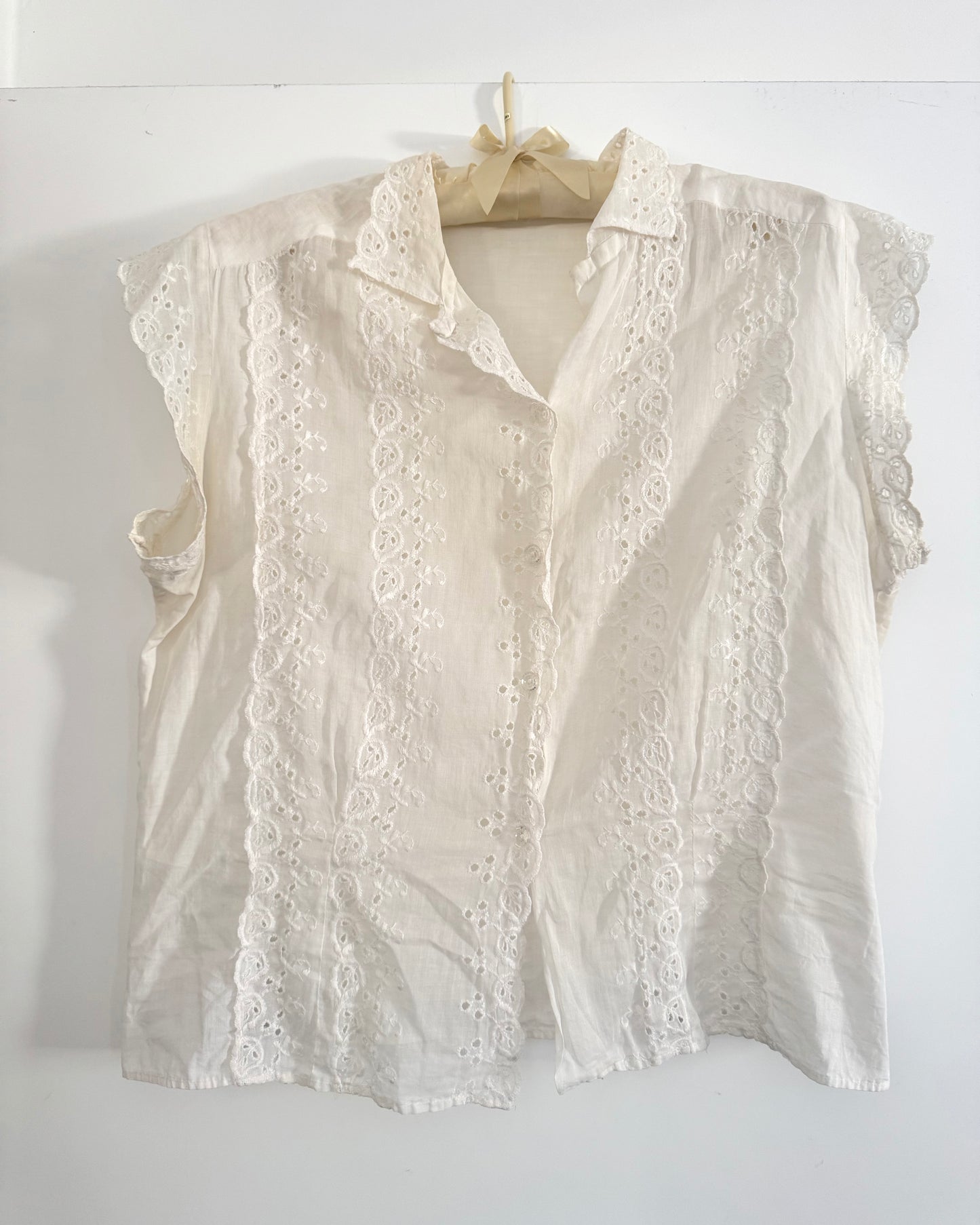 Vintage 50s White Eyelet Blouse | Size Medium