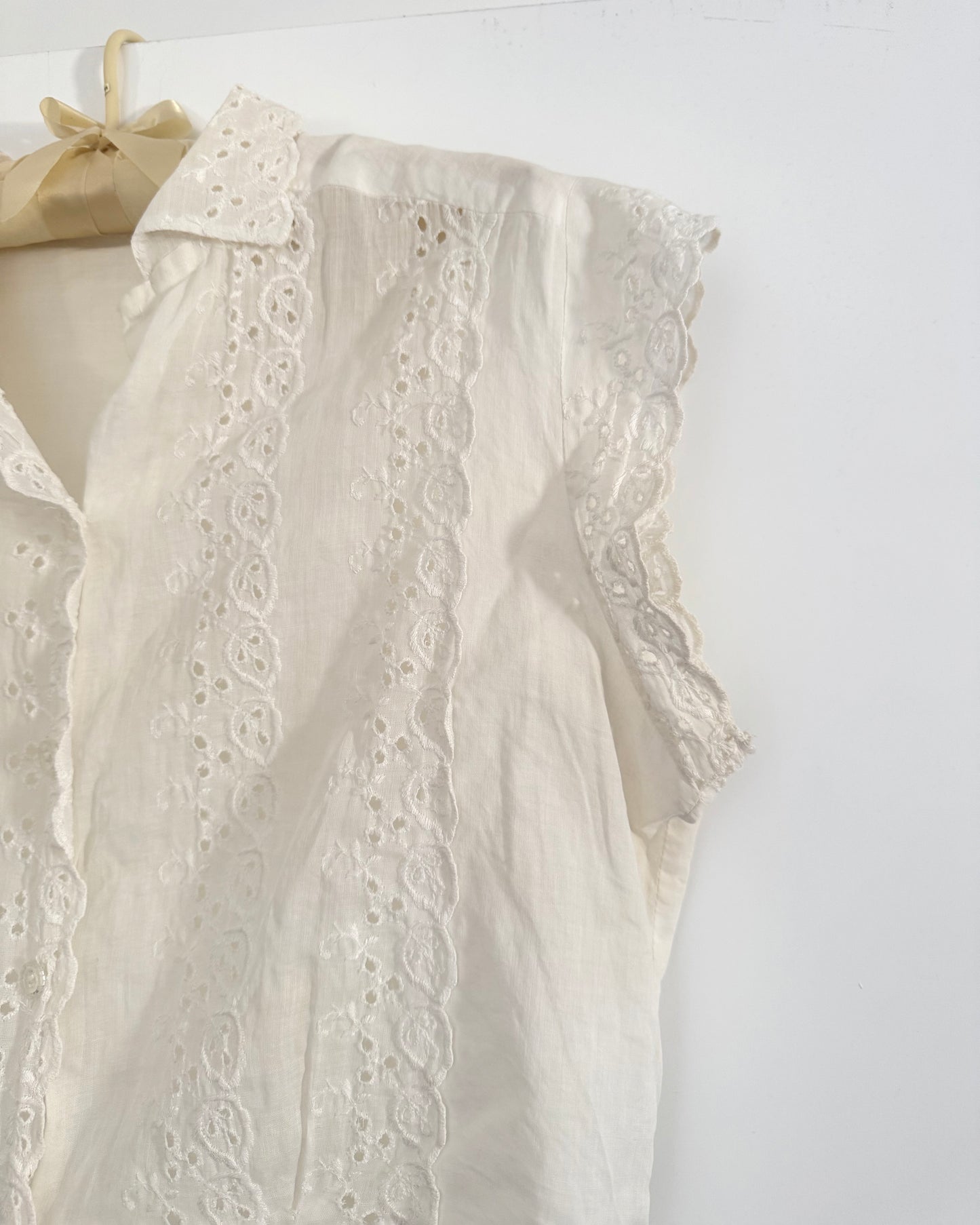Vintage 50s White Eyelet Blouse | Size Medium